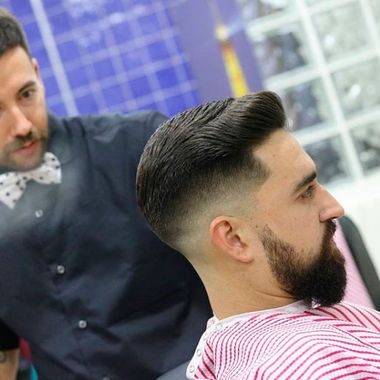 Barbería Iñaki Ramos profesional realizando corte